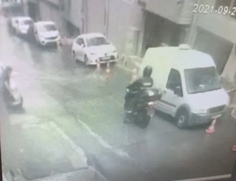 (Özel) İstanbul’da kargocuların kabusu motosikletli hırsızı “55 adet detayı” yakalattı
