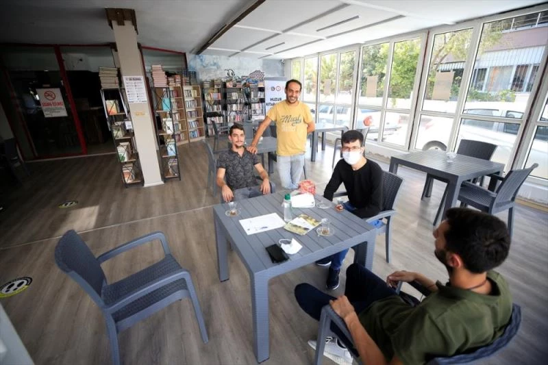 Öğrenciler kahvede kitap okurken yiyecek ve içeceklerden de ücretsiz yararlanıyor