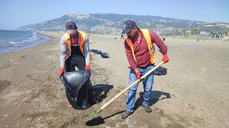 Samandağ sahilinde deniz çekilince petrol atıkları iyice ortaya çıktı

