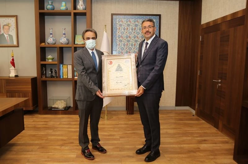 Hayırsever iş insanı Erhan Hisar’a teşekkür plaketi
