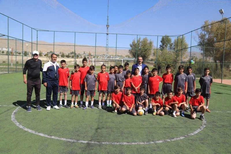 Gürpınar’da tenis kortu ve spor okulu açıldı
