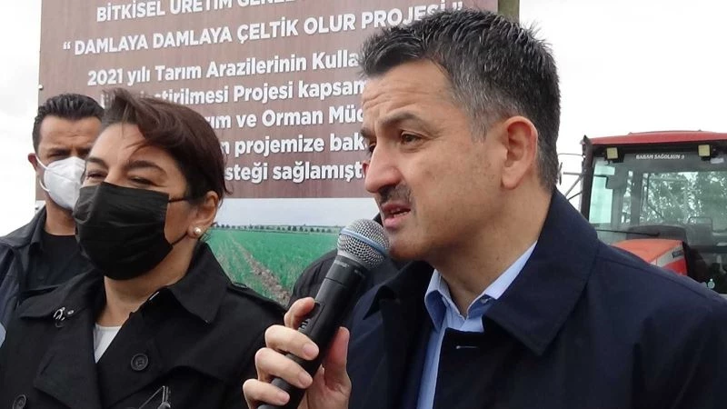 Bakan Pakdemirli Çanakkale’de damla sulamayla yetiştirilen çeltik hasadına katıldı
