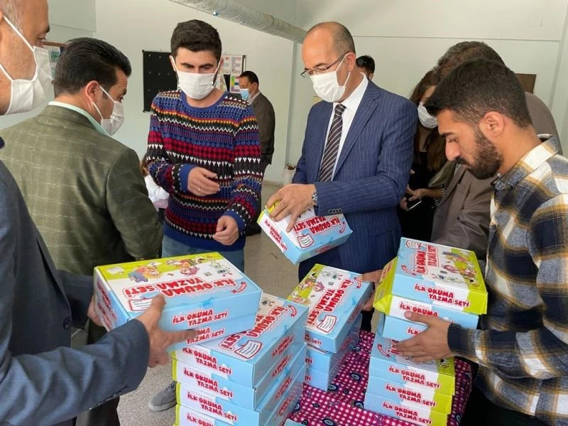 Esendere Belde Belediyesi öğrencilere kitap dağıttı
