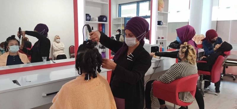 Kadınlar bu kurslarda meslek sahibi oluyor
