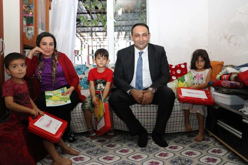 Toroslar’da yeni doğan bebeklerin ilk hediyesi Başkan Yılmaz’dan
