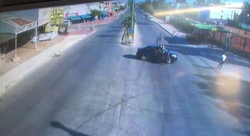 Motosiklet ile otomobil çarpıştı, motosiklette oturan genç böyle uçtu
