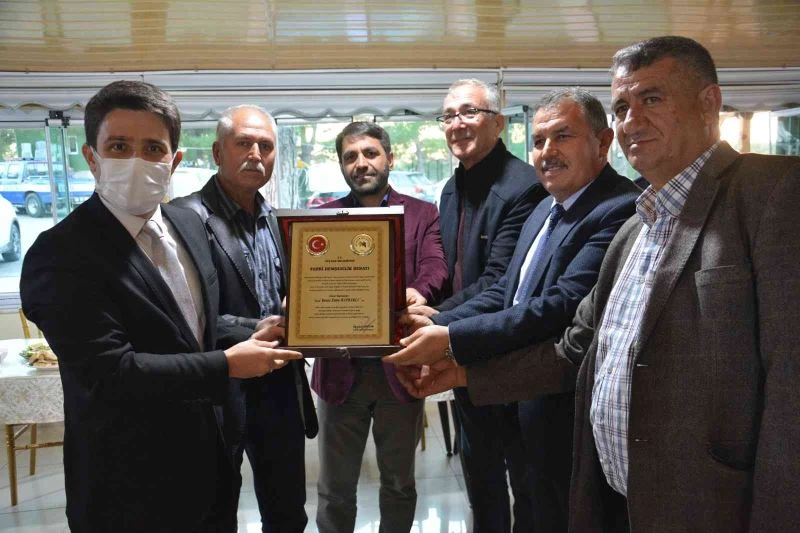 Kaymakam Bayraklı’ya ’fahri hemşehrilik beratı’ verildi
