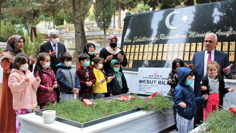 Miniklerden şehitliğe ziyaret
