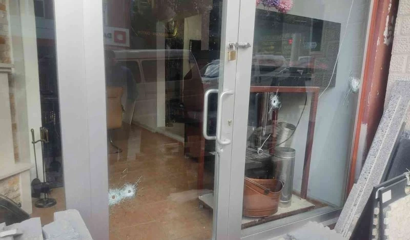 Maskeli şüpheli iş yerine kurşun yağdırıp kaçtı
