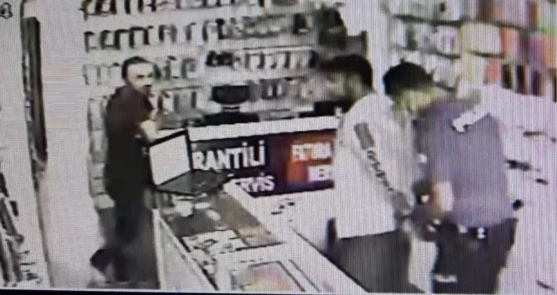 Hırsızlık yaptığı dükkanın yanından tekrar geçince içeriye kilitlenip, polise teslim edildi
