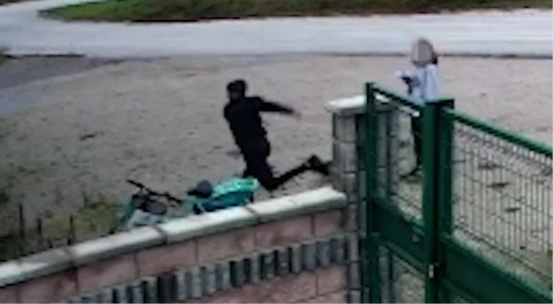 Bisikleti alamayınca tekme attı, o onlar güvenlik kamerasına yansıdı
