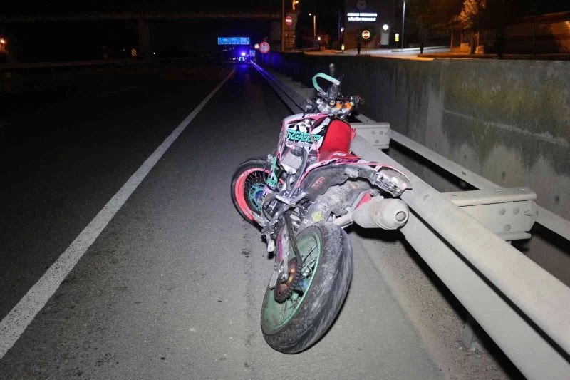 Çarptığı tıra ayağı sıkışınca 500 metre sürüklendi
