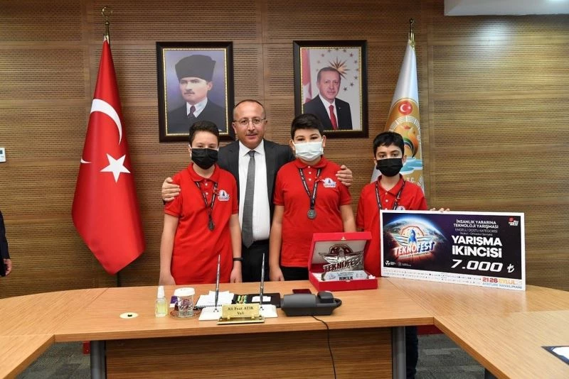 TEKNOFEST’te dereceye giren Denizlili öğrenciler Vali Atik tarafından ödüllendirildi
