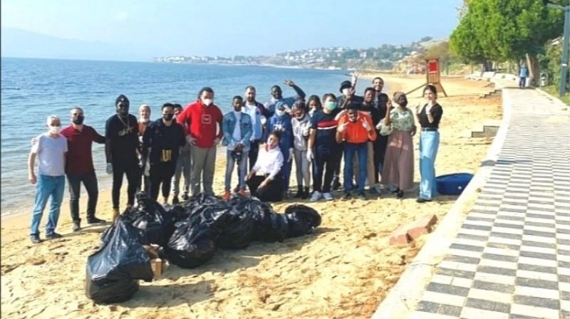 TÖMER öğrencileri sahili temizledi
