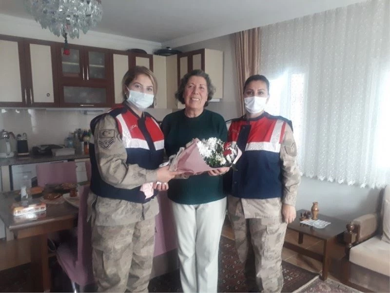 Darende’nin tek kadın muhtarına çiçekli kutlama
