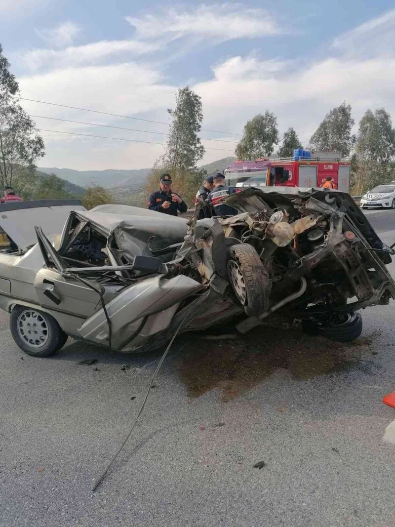 Renault otomobil kağıt gibi ezildi: 1 yaralı
