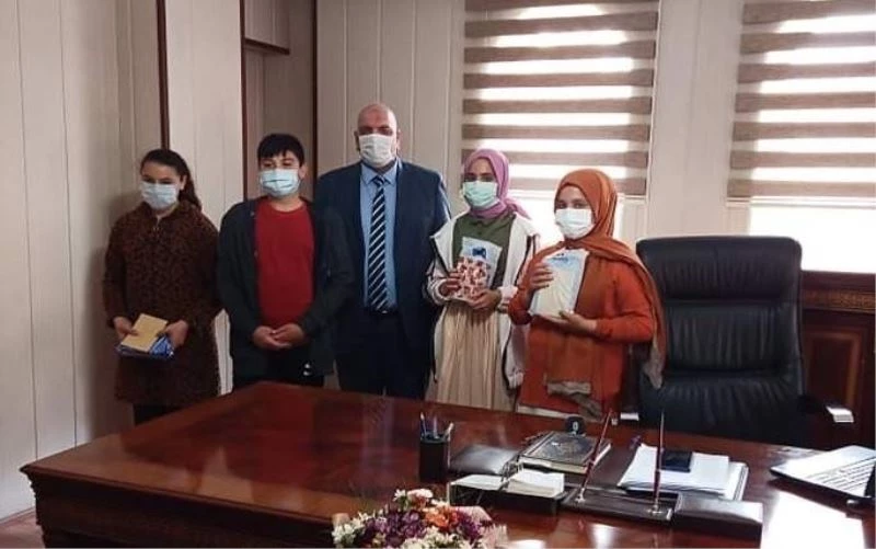 Şiir yarışmasında dereceye girenlere ödülleri verildi
