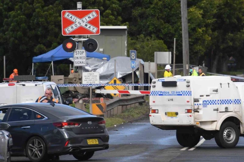 Avustralya’da yolcu treni raylara terk edilen araca çarptı
