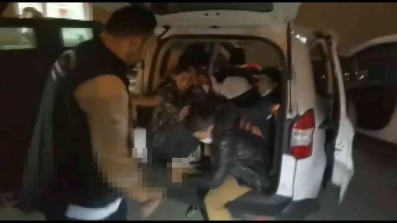 Yolcu ve bagaj kısmında saklanmış 10 kaçak göçmen yakalandı
