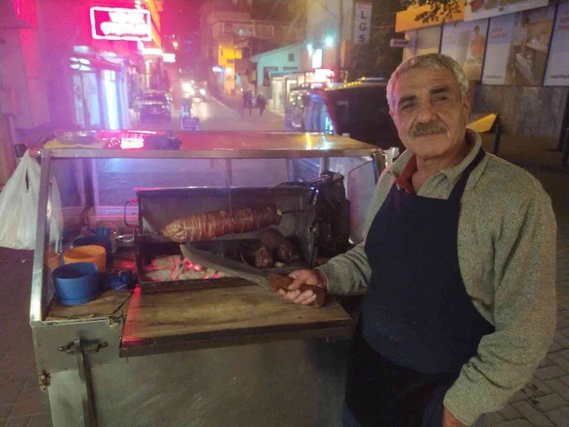 42 senedir bu kaldırımdan ayrılmadı
