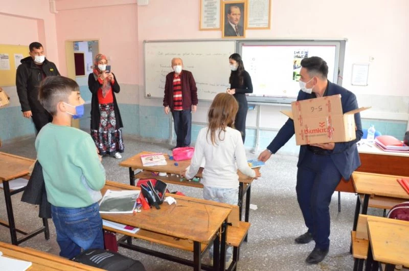 Emet’te ortaokullara 570 kitap
