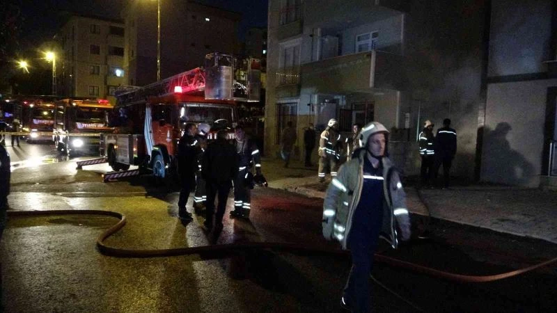 Tuzla’da yangında mahsur kalanları tır üzerinden kurtarma anları kamerada
