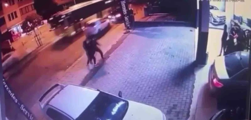 Pendik’te İETT otobüsünü sollamak isteyen sürücü lüks otomobile çarptı
