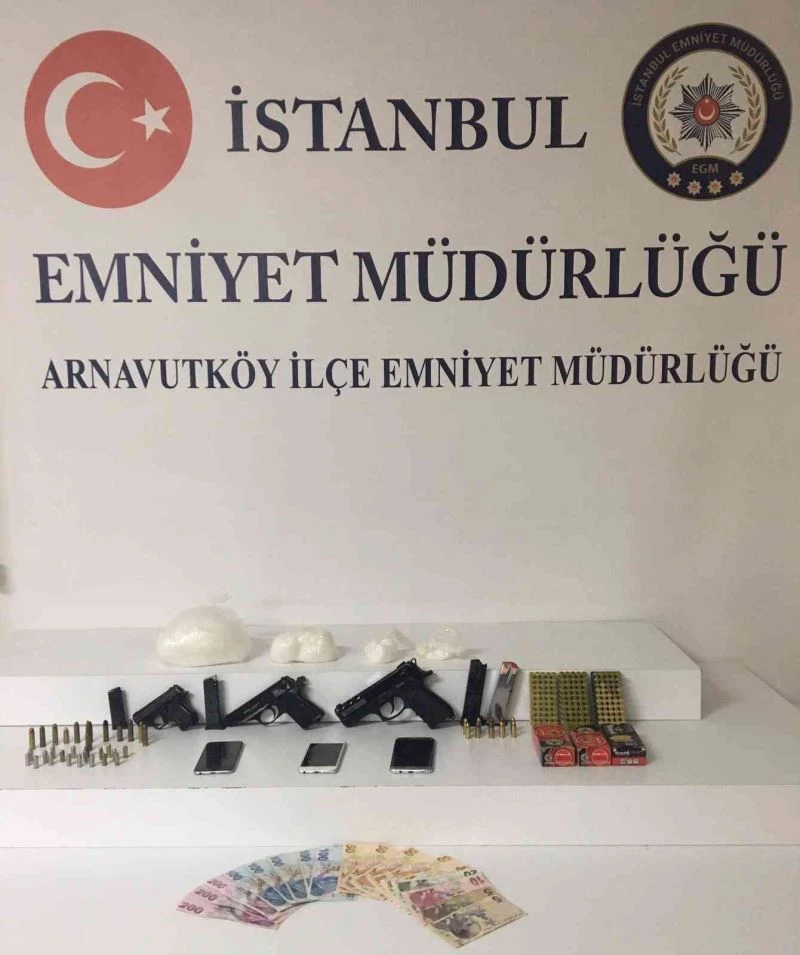 Arnavutköy’de uyuşturucu satıcısı polisin takibine takıldı
