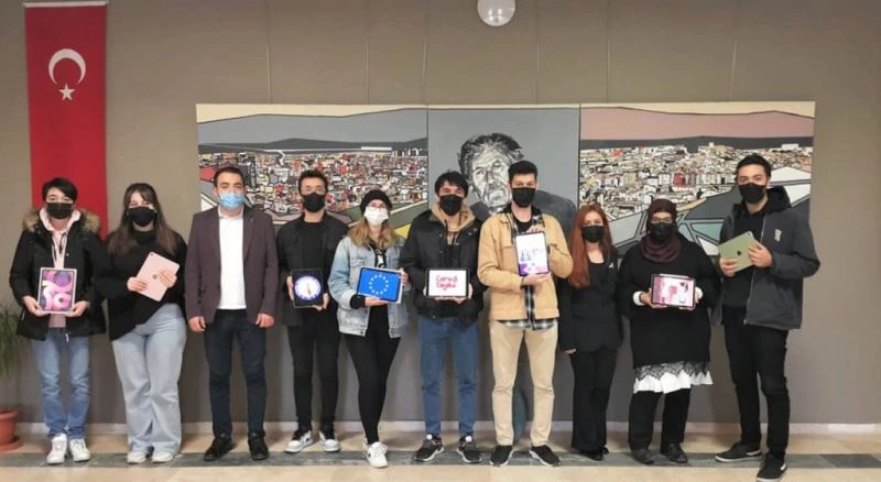 DPÜ Güzel Sanatlar Fakültesi öğrencilerine çizim tablet verildi
