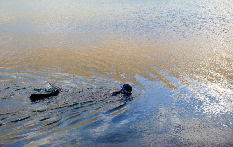 (Özel) Öğretim üyesi Türkiye’nin en yüksek göllerinden biri olan Aygır Gölüne serbest dalış yaptı
