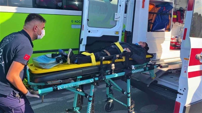 Otobüsten inip yolun karşısına geçmeye çalışan çocuğa araç çarptı
