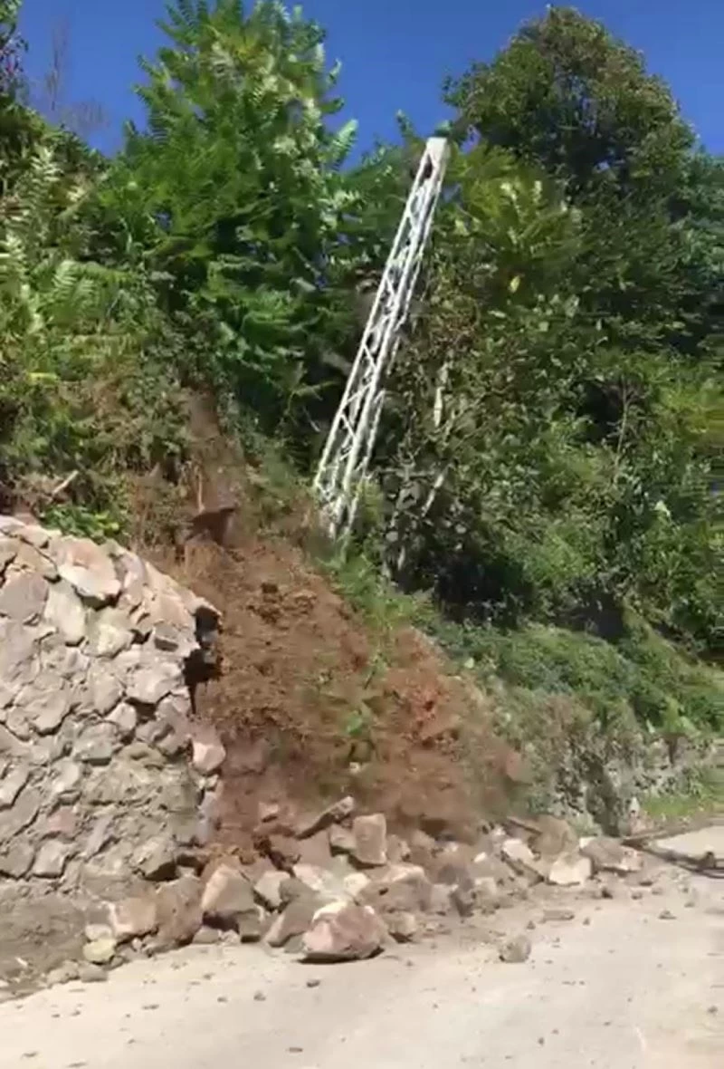 İstinat duvarı domino taşı gibi yere yıkıldı, o anlar ise kameralara anbean yansıdı
