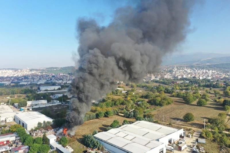 Buzdolabı geri dönüşüm deposunda büyük yangın
