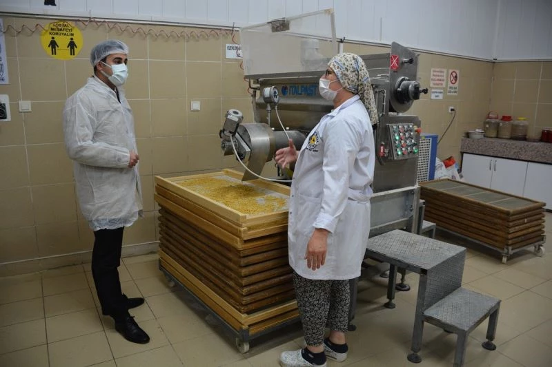 Sebzeli makarnanın üreticisine Bakan Pakdemirli’den plaket
