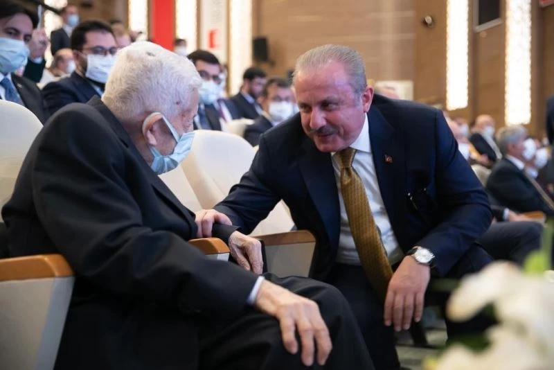 Recai Kutan: “Erbakan yeri geldi milletine, İslam alemine selam durdu, yeri geldi ırkçı emperyalizmin desiselerine karşı durdu”
