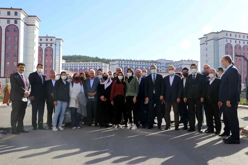 Binali Yıldırım’ı karşısında görünce telefona sarılıp babası ile görüştürdü
