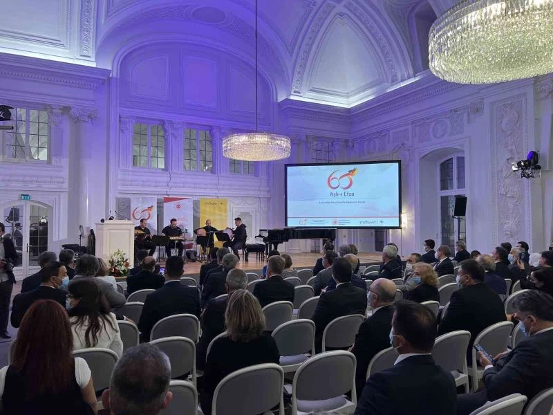 Almanya’ya göç eden ilk nesil Türk işçiler Stuttgart’taki programda yaşadıkları zorlukları anlattı
