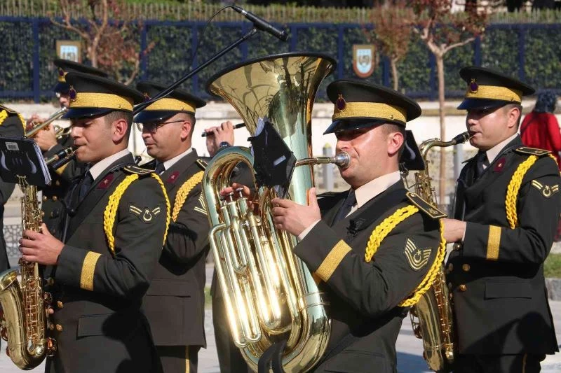 Askeri bando mest etti
