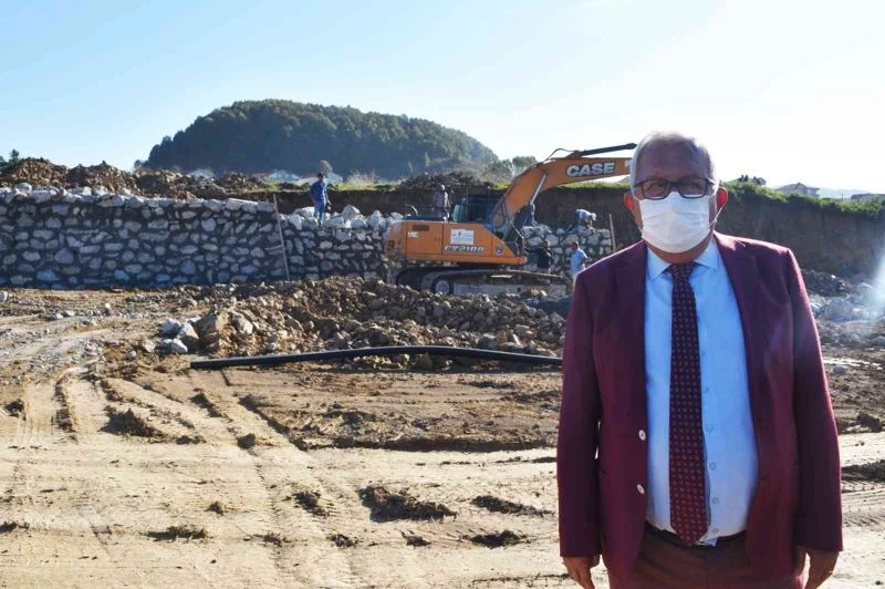 Şehit Mezarlığı’nın duvarları örülüyor
