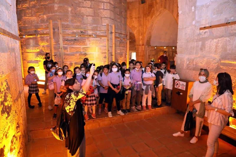 Alanyalı çocuklar, ‘Yaman ve Bal’ ile Kızılkule’yi keşfetti
