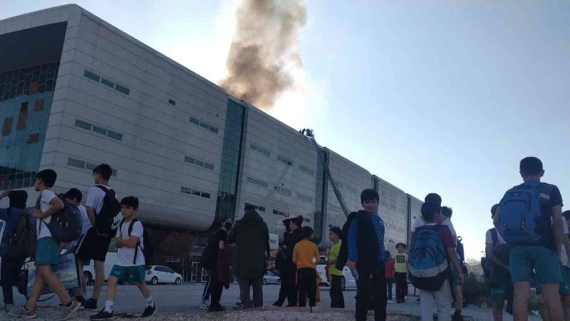 Spor ve Kongre Merkezi’nin çatısındaki yangın korkuttu
