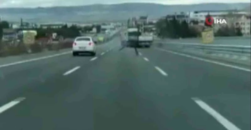 Yol vermemekte inatlaşan tırların şerit kavgasına ceza
