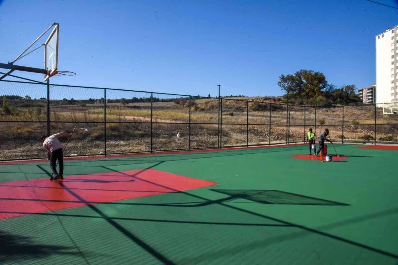 Basketbol ve voleybol sahalarında yenileme bakım çalışması
