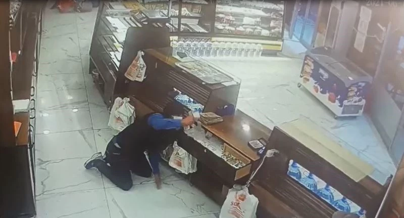 Göçmen kaçakçılığından aranan şahıs hırsızlık yaparken yakalandı
