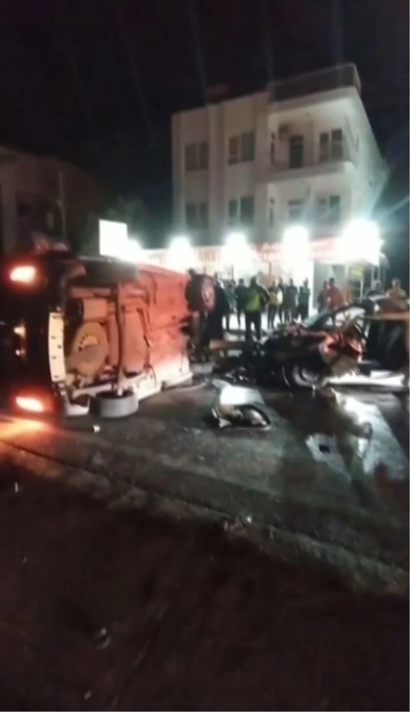 Antalya’da hafif ticari araç karşı şeride geçip otomobile çarptı: 1ölü, 2 yaralı
