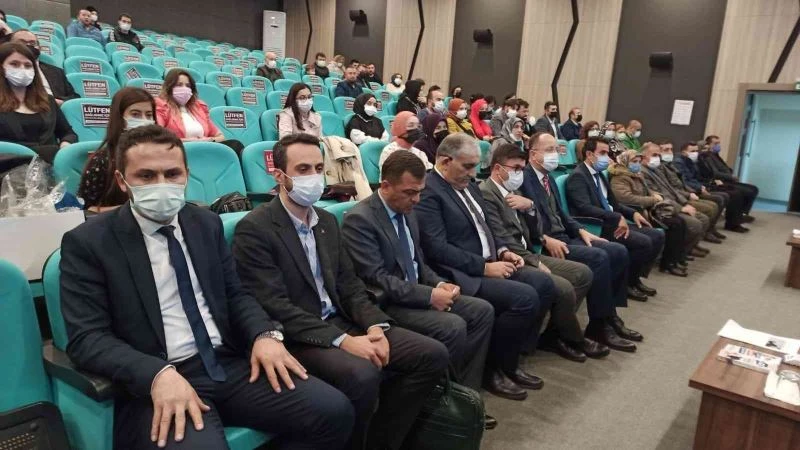 Öğretmen, öğrenci ve veliler eğitimin yeni paradigmalarını uzmanından dinledi
