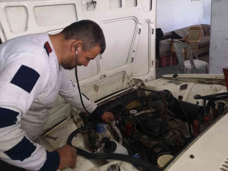 Stetoskoplu oto tamircisi görenleri hayrete düşürüyor
