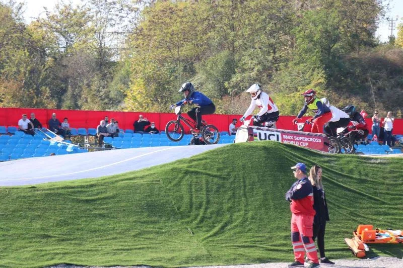 150 sporcunun iki teker üstündeki mücadelesi başladı
