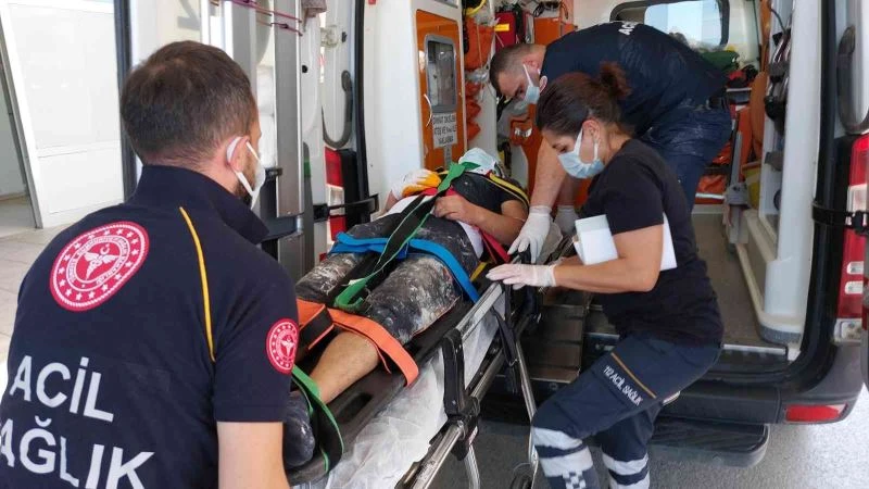 İnşaat işçisi 3. kattan 2.kattaki iskeleye düşerek ölümden döndü
