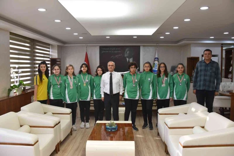 Salihlili yüzücüler madalyalarla döndü
